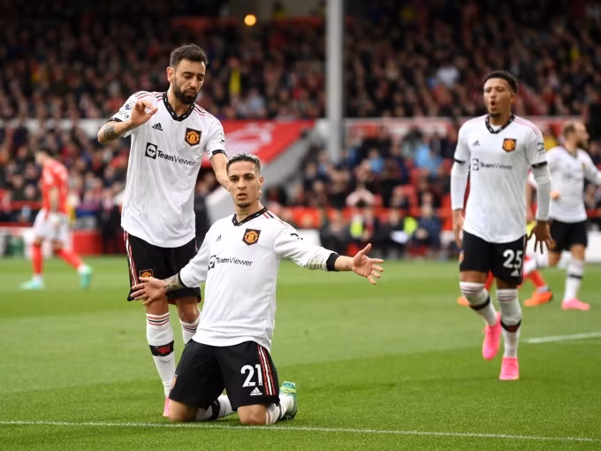 Antony (số 21) mừng bàn mở tỷ số ở trận gặp Nottingham Forest hôm 16/4. Ảnh: AP