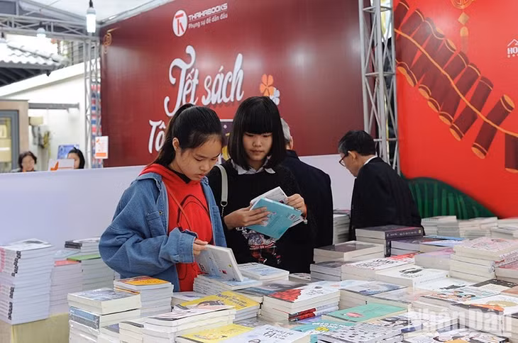 Các bạn trẻ tìm mua sách tại một ngày hội sách. (Ảnh: DUY LINH)