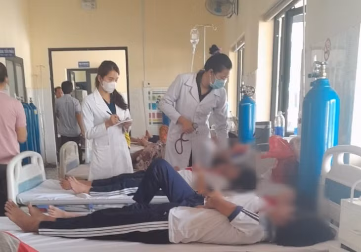 8 học sinh nhập viện sau khi ăn kẹo trước cổng trường. Ảnh: Bạn đọc cung cấp