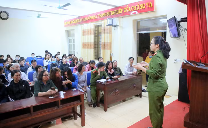 Lực lượng công an tuyên truyền, hướng dẫn cài đặt ứng dụng VNeID cho người dân TP Hạ Long.