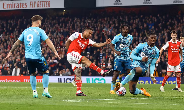 Cuối hiệp một, Arsenal phung phí vô số cơ hội