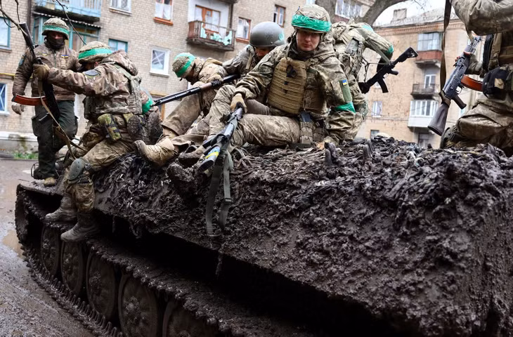Binh sĩ Ukraine trở về sau một cuộc giao tranh nặng nề với Nga, gần Bakhmut ngày 15/4/2023. Ảnh: Reuters