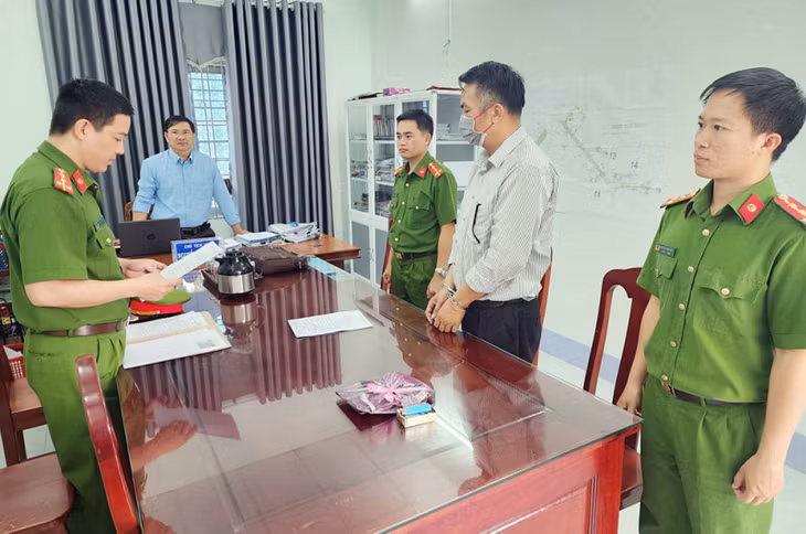 Cơ quan CSĐT Công an tỉnh Kon Tum thi hành lệnh bắt Phạm Ngọc Diễn. Ảnh: Công an tỉnh Kon Tum