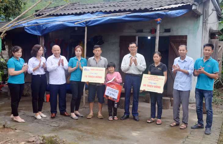 Lãnh đạo Hội Bảo trợ NKT- TMC tỉnh cùng chính quyền địa phương cùng các nhà hảo tâm trao hỗ trợ kinh phí cho gia đình anh Trương Văn Cảnh ở thôn Quan Điền- Khe Thần, xã Thượng Yên Công (TP Uông Bí).