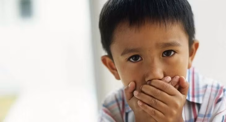 Nếu bạn đã hơi thoải mái với ngôn ngữ của mình và phát hiện con đang bắt chước hành vi đó, giải pháp đầu tiên là thay đổi ngôn ngữ của chính bạn. (Ảnh: ITN).
