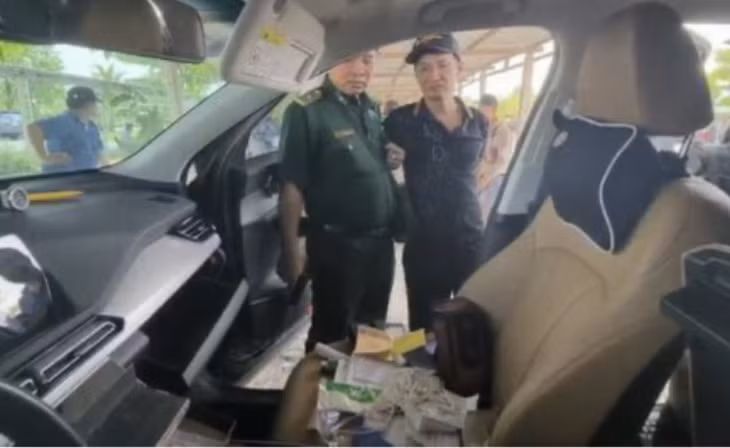 Việt và phương tiện chứa ma túy thời điểm bị bắt.