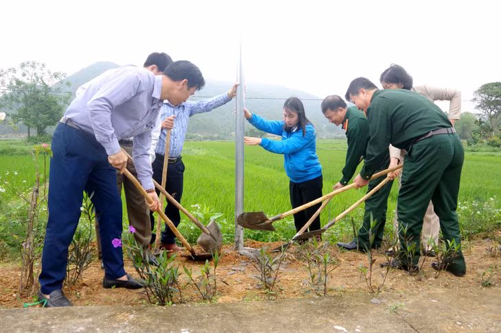 Các đơn vị, lực lượng và nhân dân tham gia thi công công trình.