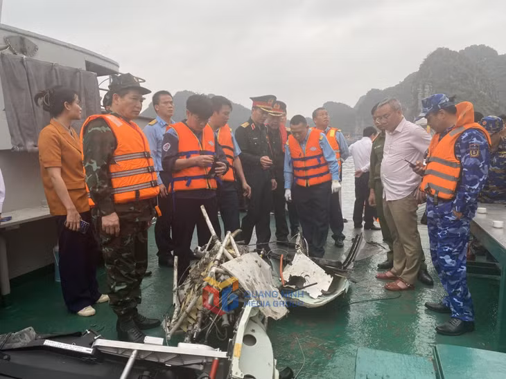 Mảnh vỡ của máy bay trực thăng gặp nạn được lực lượng chức năng trục vớt trong sáng 6/4.