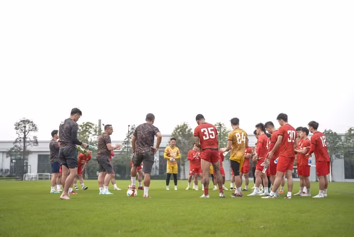 HLV Foiani quay trở lại chỉ đạo CLB Công An Hà Nội tập luyện mới đây - Ảnh: CAHN FC