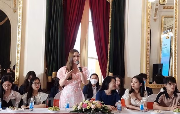 Xu ly nghe sy ung xu 'lech chuan': Khong chi co bien phap 'phong sat' hinh anh 3