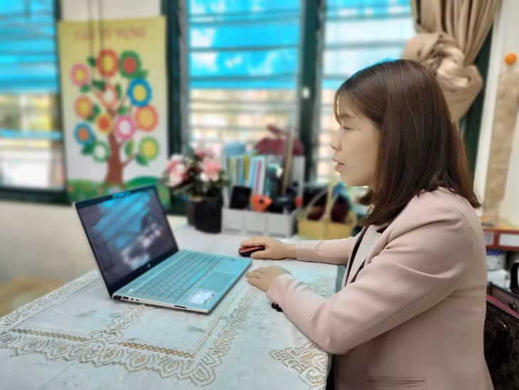 Cô giáo Vi Thị Kim thường xuyên điều chỉnh kế hoạch giáo dục cá nhân sao cho phù hợp với từng học sinh khuyết tật.