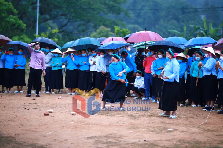 Đánh quay tại ngày hội của người Sán Chỉ huyện Bình Liêu (4-2023). Ảnh: Trung tâm TTVH huyện Bình Liêu