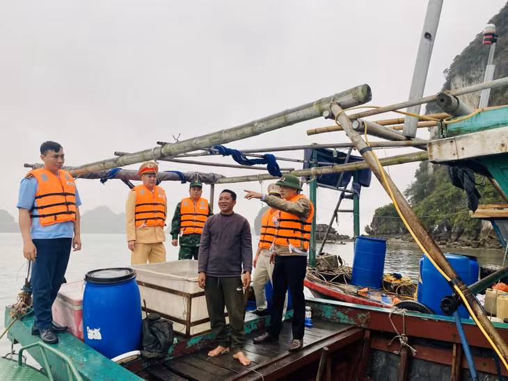 Lực lượng chức năng TP Hạ Long vận động, đôn đốc ông Phạm Văn Thìn, hộ NTTS trái phép tại khu vực hòn Thành Lãnh thực hiện việc tháo dỡ, di dời lồng bè xong trước ngày 31/3/2023.