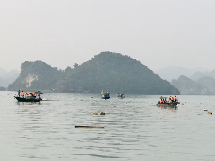 Cán bộ, nhân viên Sở TN&amp;MT thu gom rác thải, phao xốp tại khu vực đảo Ti Tốp.
