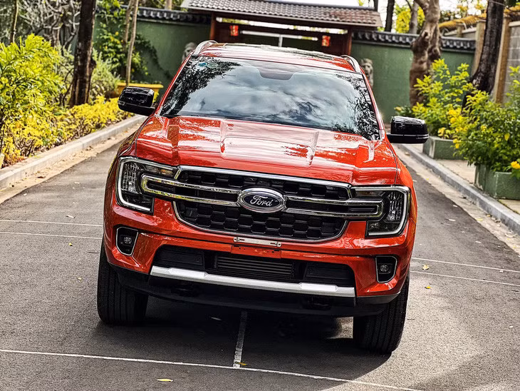 Trong phân khúc SUV cỡ D, Ford Everest là mẫu xe giá cao nhất nhưng bán chạy nhất. Cả hai tháng đầu năm đều bán chạy hơn Hyundai Santa Fe và Toyota Fortuner - Ảnh: Hội Ford Everest 2023 Việt Nam/Facebook