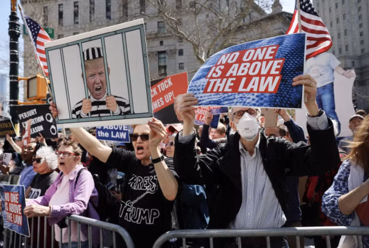 Những người phản đối ông Trump bên ngoài Tòa án Hình sự Manhattan giương cao những tấm biển ghi: "Không ai đứng trên luật pháp". Ảnh: Getty Images
