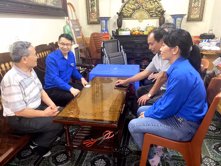Đoàn viên thanh niên cùng Tổ công nghệ số cộng đồng phường Quảng Yên đến nhà người dân tuyên truyền, hướng dẫn các tiện ích của nội dung chuyển đổi số.