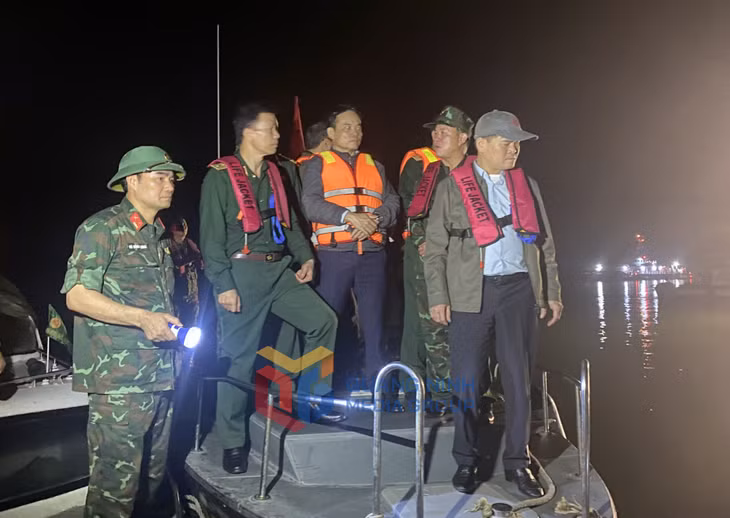 Đồng chí Bùi Văn Khắng, Ủy viên Ban Thường vụ Tỉnh ủy, Phó Chủ tịch UBND tỉnh, Phó Trưởng Ban Thường trực Ban Chỉ huy Phòng chống thiên tai - Tìm kiếm cứu nạn và Phòng thủ dân sự tỉnh Quảng Ninh, trực tiếp có mặt tại hiện trường, cùng Phó Thủ tướng Chính phủ Trần Lưu Quang và thủ trưởng các đơn vị Quân đội, Biên phòng, Công an chỉ đạo công tác tìm kiếm, cứu nạn trong đêm 5/4.