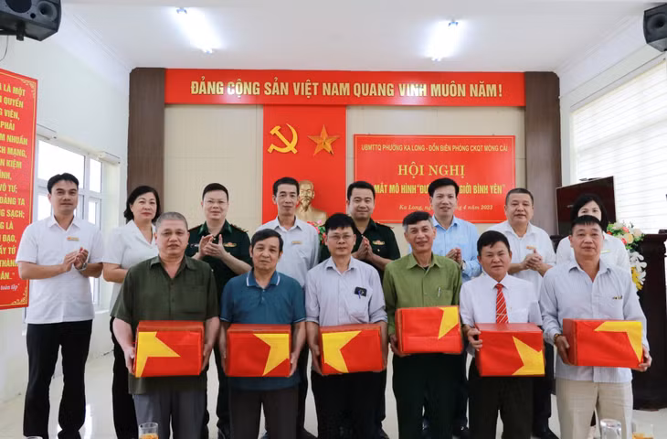 Đồn Biên phòng cửa khẩu quốc tế Móng Cái tặng cờ Tổ quốc cho các khu phố.