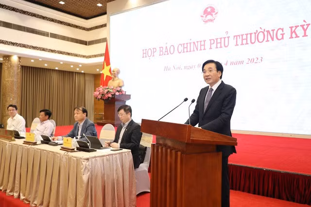Bộ trưởng, Chủ nhiệm Văn phòng Chính phủ Trần Văn Sơn, Người phát ngôn của Chính phủ, chủ trì họp báo Chính phủ thường kỳ tháng 3/2023 - Ảnh: VGP/Nhật Bắc