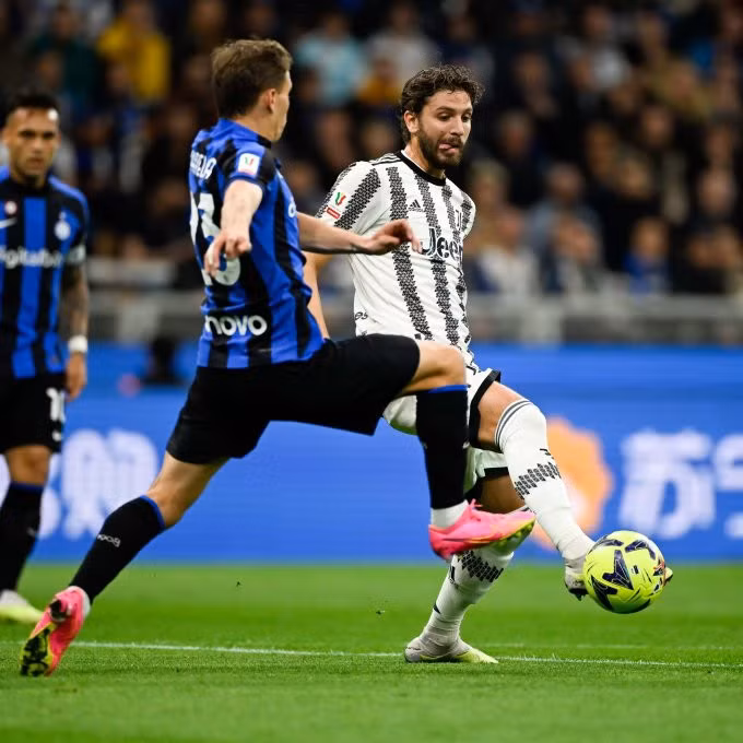 Locatelli trong một tình huống bị Barrella truy cản. Ảnh: Juventus.com
