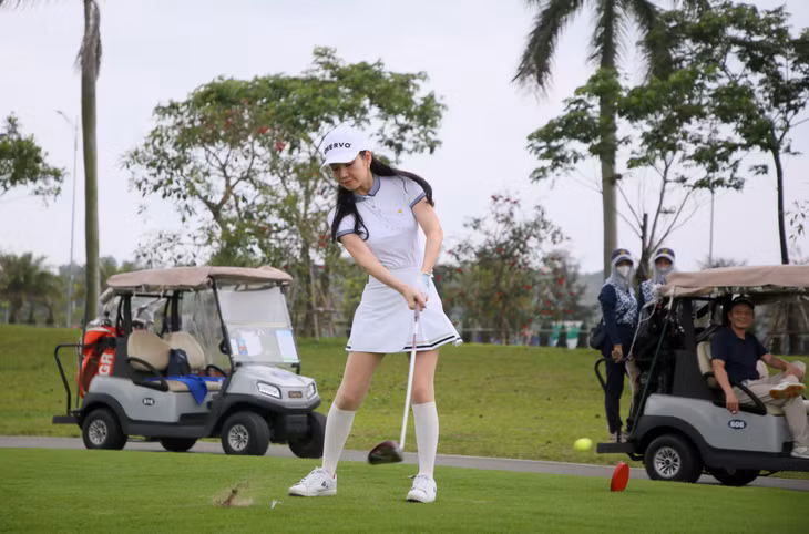 Các golfer nữ thể hiện sự duyên dáng nhưng cũng không kém phần khỏe khoắn tại bảng Lady.