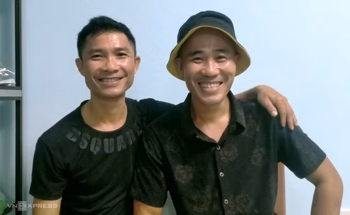 Anh Bình (bên trái) cùng anh trai, chiều 23/4. Ảnh: Nguyễn Hải