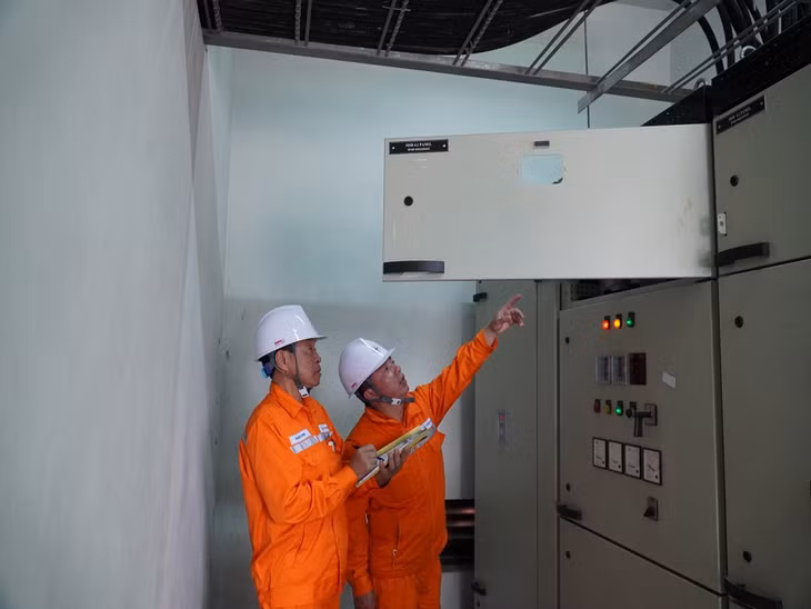 Kiểm tra thông số kỹ thuật các thiết bị điện đảm bảo cấp điện cho khu du lịch FLC Hạ Long.