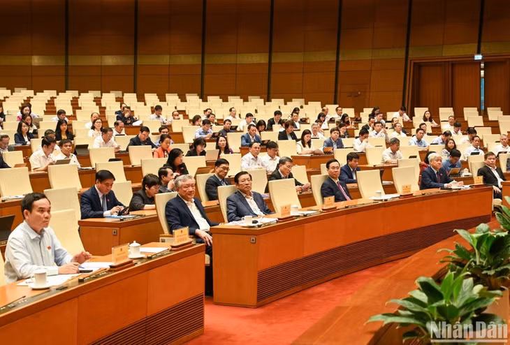 Các đồng chí lãnh đạo Đảng, Nhà nước và các đại biểu Quốc hội chuyên trách dự Hội nghị. (Ảnh: DUY LINH)