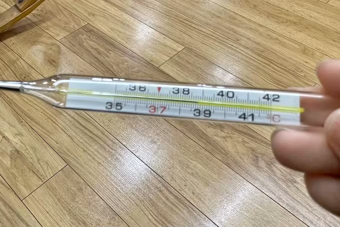 Bệnh cảm lạnh gây sốt cao, chỉ điều trị triệu chứng, không tùy tiện dùng kháng sinh (Ảnh minh họa: Tú Anh).