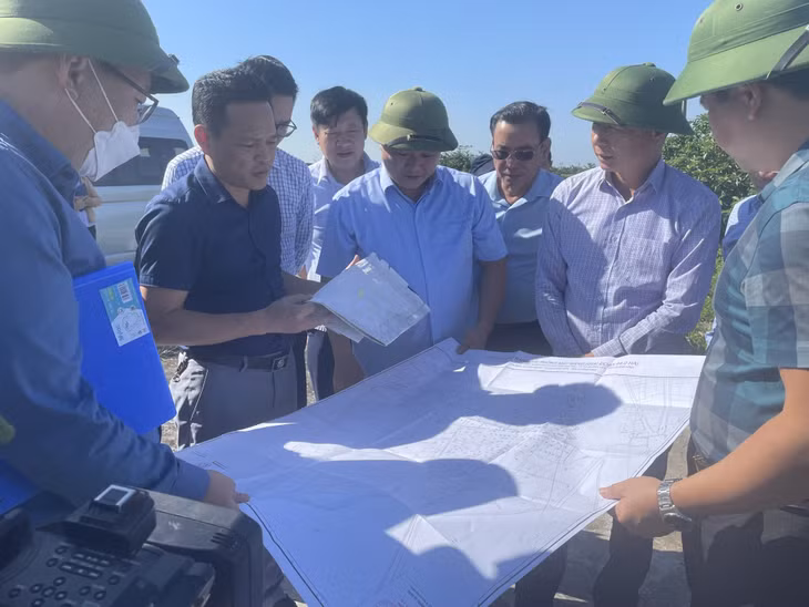 Đoàn giám sát HĐND tỉnh khảo sát tại dự án Khu dân cư đầm Liên Minh (TX Quảng Yên), tháng 10/2022.