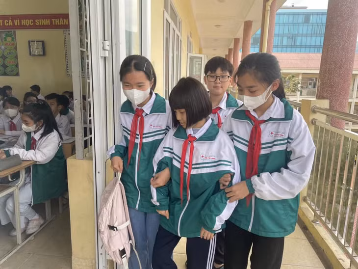 Các bạn cùng lớp hỗ trợ Anh Thư.