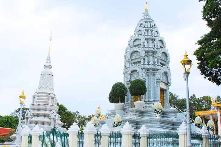 Chùa Bạc nằm trong khuôn viên Cung điện Hoàng gia - Ảnh: MINH HUYỀN