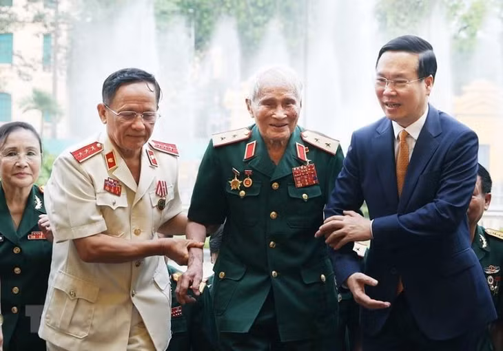 Chủ tịch nước Võ Văn Thưởng gặp mặt thân mật Ban Liên lạc Mặt trận Tây Nguyên, B3, Quân đoàn 3. (Ảnh: THỐNG NHẤT/TTXVN)