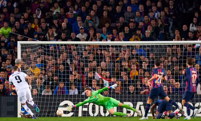 Cú sút nâng tỷ số lên 2-0 của Benzema ở lượt về gặp Barca. Ảnh: Quality Sport
