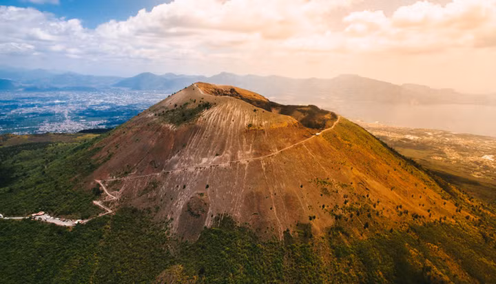 Vẻ đẹp hùng vĩ của núi lửa Vesuvius nhìn từ trên cao (Ảnh: Vesuvius National Park)