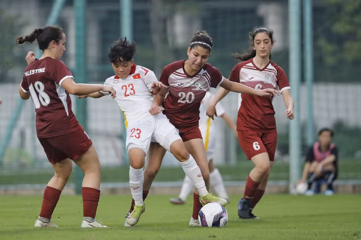 U17 nữ Việt Nam dồn ép đối thủ