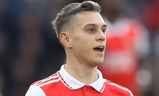 10. Leandro Trossard (Arsenal). Cập bến Emirates từ Brighton trong một thương vụ trị giá chưa đến 25 triệu euro, nhưng những gì ngôi sao người Bỉ đem lại đang khiến NHM Pháo thủ vô cùng hài lòng. Trossard đã có 13 lần ra sân cho Arsenal kể từ khi gia nhập, chỉ 7 trong số đó là đá chính. Nhưng trong khoảng thời gian đó, anh ấy đã đóng góp 1 bàn thắng và 7 pha kiến tạo.