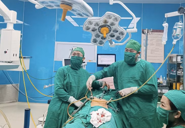 Các bác sĩ TTYT TX Đông Triều phẫu thuật nội soi cắt bỏ khối u nang bì buồng trứng phải xoắn cho bệnh nhân L. Ảnh do đơn vị cung cấp