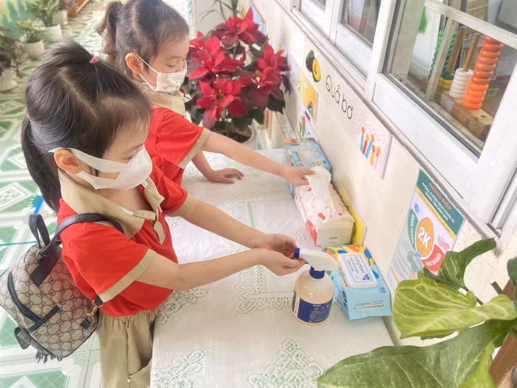 Học sinh Trường Mầm non Cao Xanh (TP Hạ Long) sát khuẩn tay trước khi vào lớp.