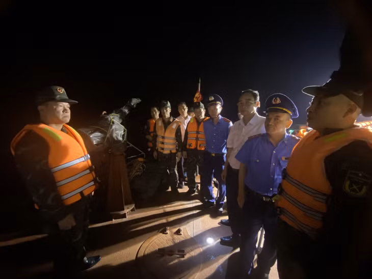 Các lực lượng chức năng họp bàn phương án tìm kiếm cứu nạn ngay tại hiện trường. Ảnh: Văn Đảm (CTV)