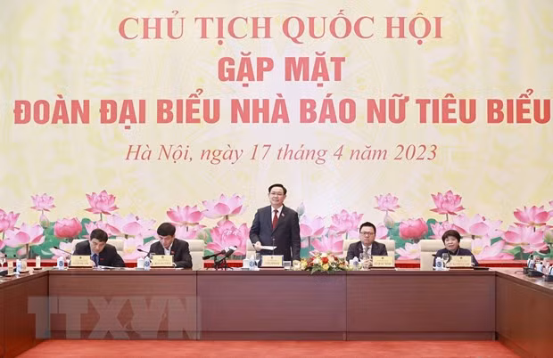 Chu tich Quoc hoi: Nu nha bao luon la 'nhung bong lau bang thep' hinh anh 1