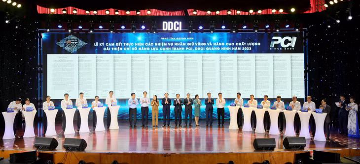 Chủ tịch UBND 13 địa phương và Hiệp hội Doanh nghiệp tỉnh ký cam kết triển khai cải thiện bền vững PCI tỉnh Quảng Ninh năm 2023.