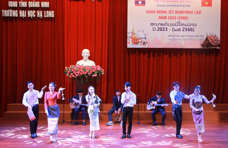 Lưu học sinh Lào hào hứng đón Tết cổ truyền Bunpimay ảnh 2