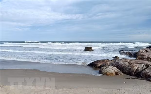 Khanh Hoa: Tam bien khi song to, 3 hoc sinh cuon troi, mat tich hinh anh 1