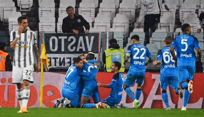 Di Maria thất vọng sau khi Napoli ghi bàn ấn định thắng lợi 1-0 ở phút bù trên sân Allianz ngày 23/4. Ảnh: AFP