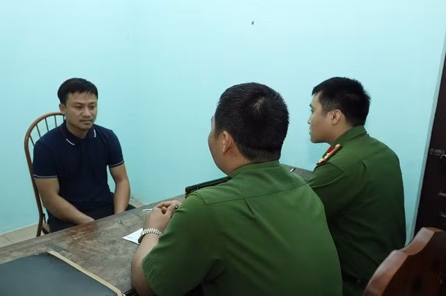 Cơ quan công an lấy lời khai đối tượng Phông. Ảnh: Công an Hà Nam.