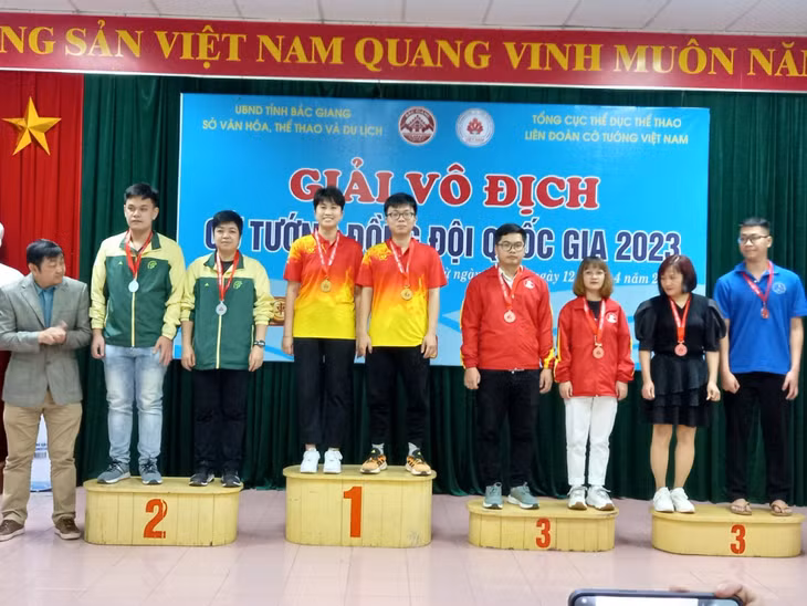 Các VĐV Quảng Ninh nhận HCV đôi nam nữ.