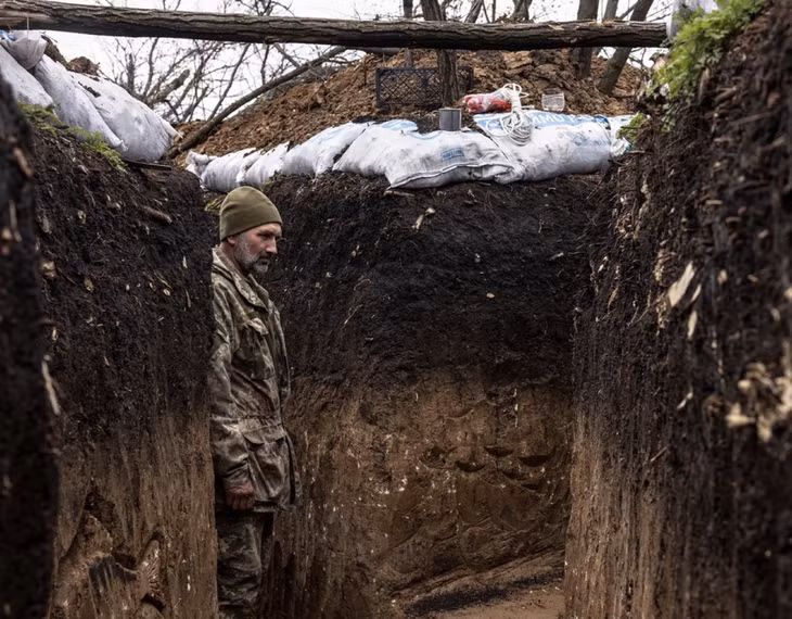 Một người lính Ukraine trong chiến hào ở Donetsk ngày 9/4/2023. Ảnh: Washington Post
