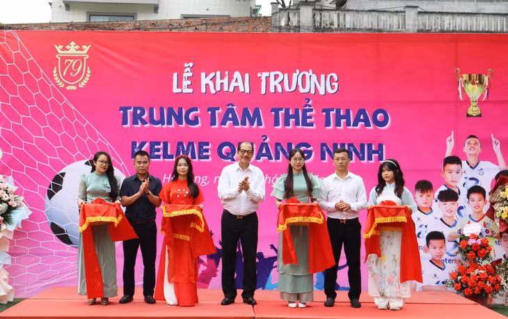 Các đại biểu cắt băng khai trương Trung tâm Thể dục Thể thao Kelme Quảng Ninh.